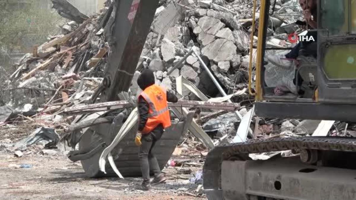 Diyarbakır'da bir kısmı çöken binanın yıkımı tamamlandı