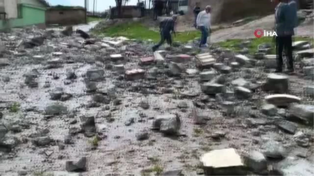 Diyarbakır'da sağanak ve fırtına sonrası minareler yıkıldı, çatı uçtu