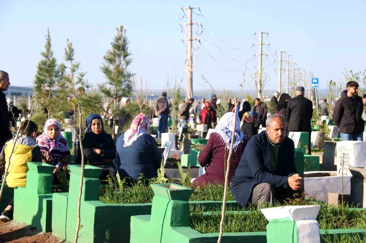 Diyarbakır'da zelzelede hayatını kaybedenlerin yakınları bayram namazı sonrası mezarlarına ziyarette bulundu