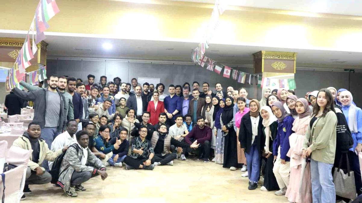 Eskişehir'de 200 yabancı öğrenci iftar yemeğinde bir ortaya geldi