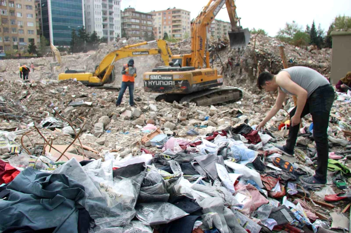 Galeri İş Merkezi enkazında kalan 3 milyon bedelindeki iş kıyafetleri hak sahibi tarafından toplandı