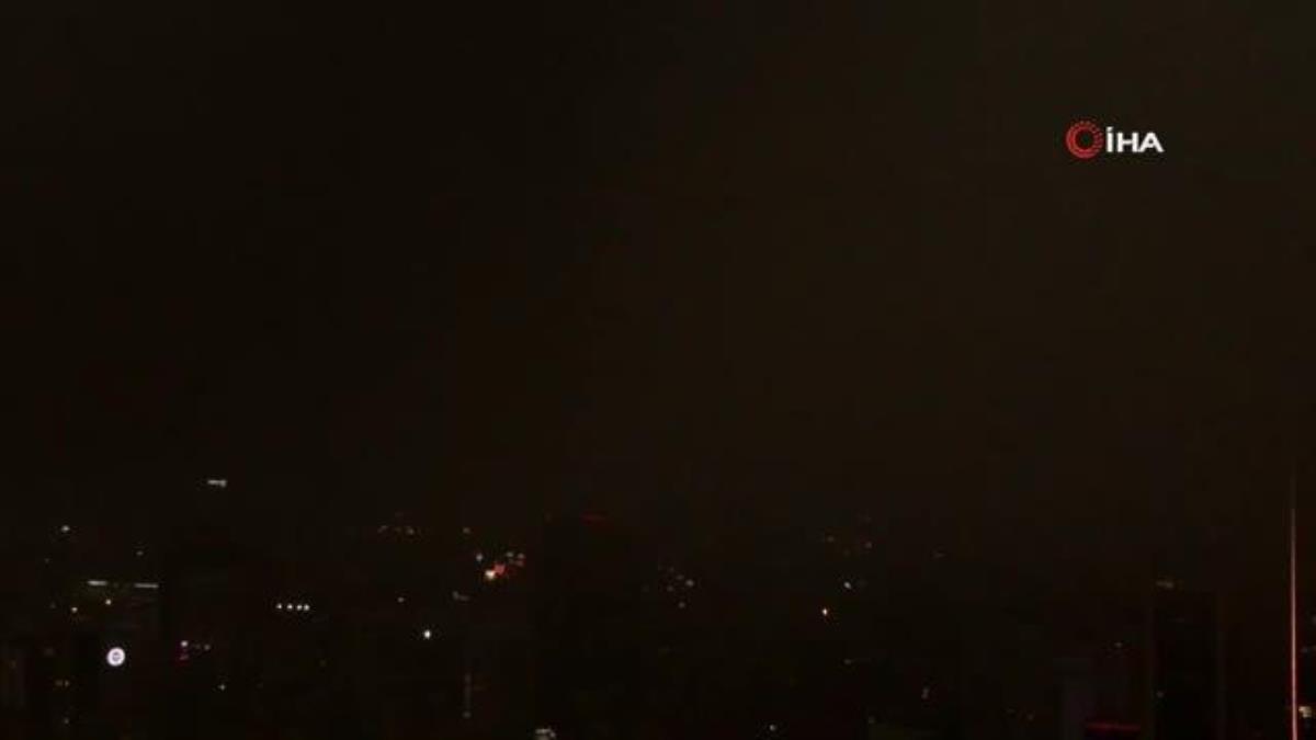 İstanbul'u bir anda yağmur bulutları kapladı, gündüz geceye döndü