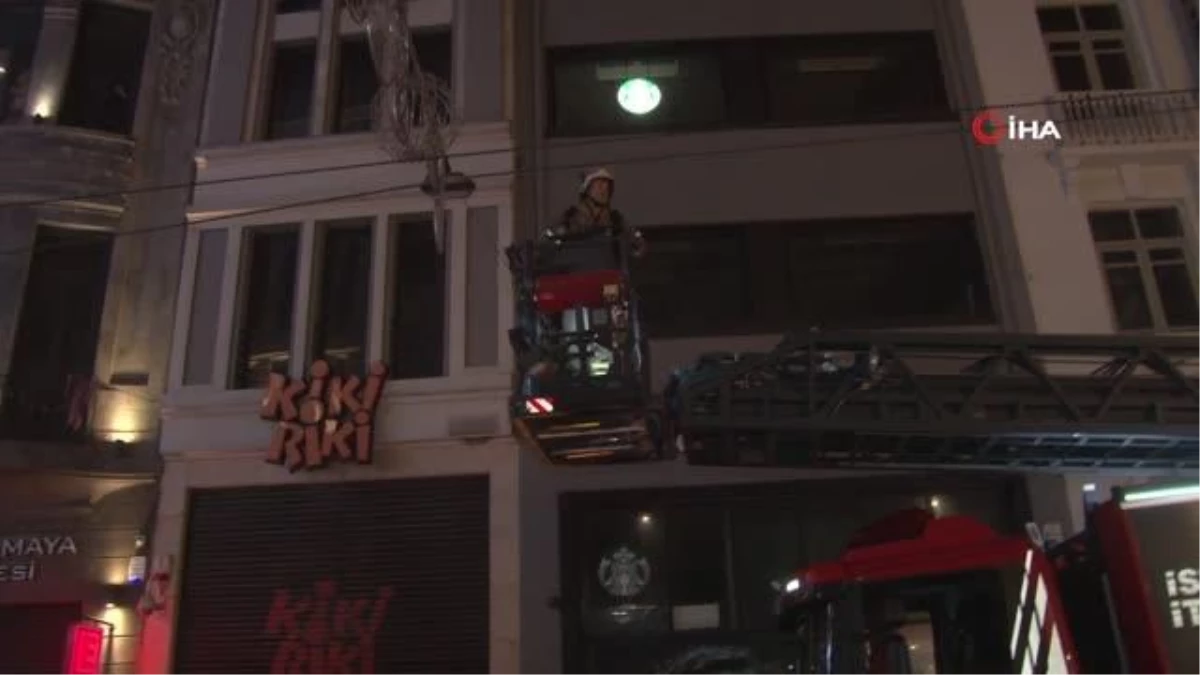 İstiklal Caddesi'nde otelde yangın paniği: Mahsur kalan 4 emekçiyi itfaiye grupları kurtardı