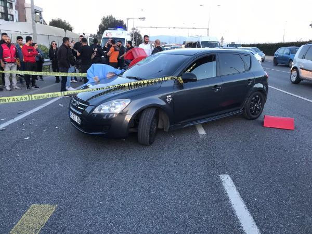 İzmir'de kurye motosikleti arabayla çarpıştı, 1 meyyit