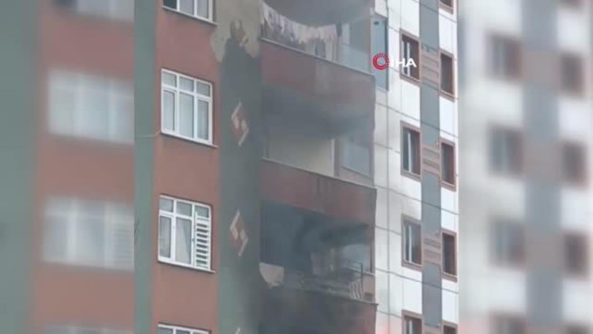 Kağıthane'de binadaki yangına hortumlu müdahale kamerada