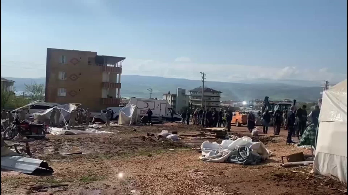 Kahramanmaraş Pazarcık'ta Depremzedelerin Kaldığı Çadırlar Fırtınada Ziyan Gördü