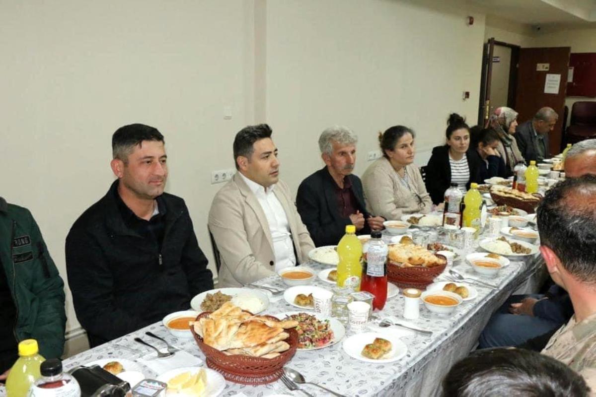 Kaymakam Özçelik depremzede vatandaşlarla iftar yaptı