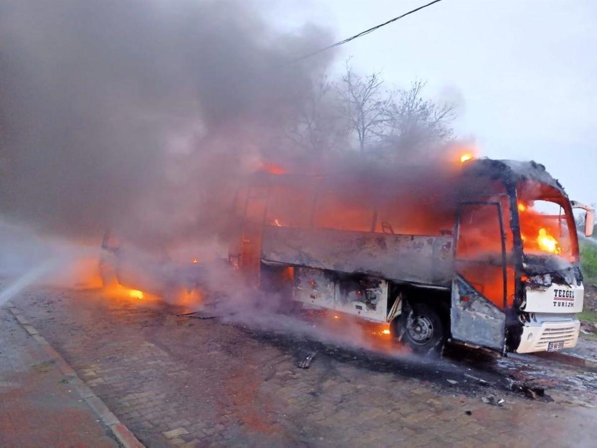 Kaza yapan midibüs ile hafif ticari araç alev alev yandı