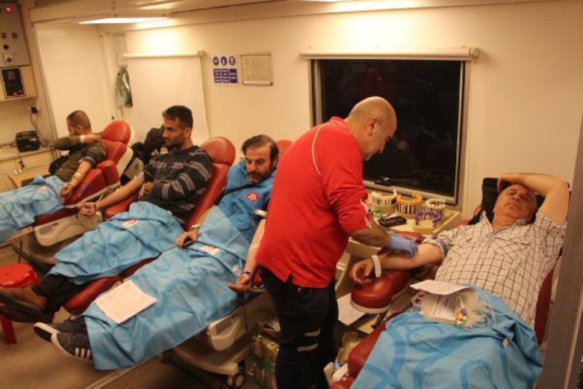 Kızılay'ın zelzele bölgesindeki taşınabilir kan bağışı kampanyasına ağır ilgi