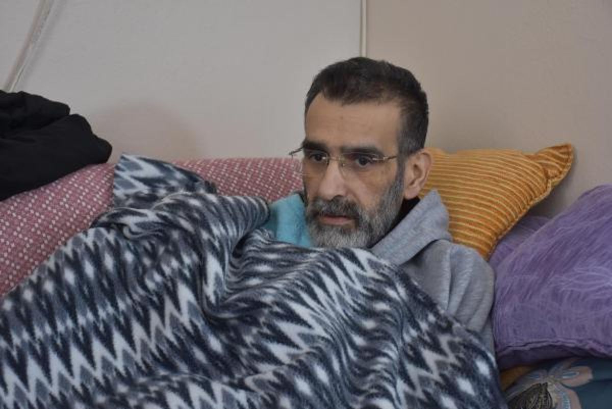 Kolon kanseri hastası depremzedelerin yardımıyla İzmir'de ömrünü sürdürüyor