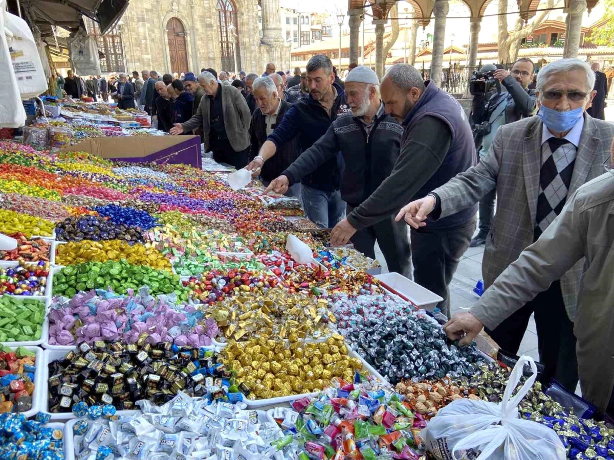 Konya'da bayram alışverişini son günlere bırakanlar yoğunluk oluşturdu