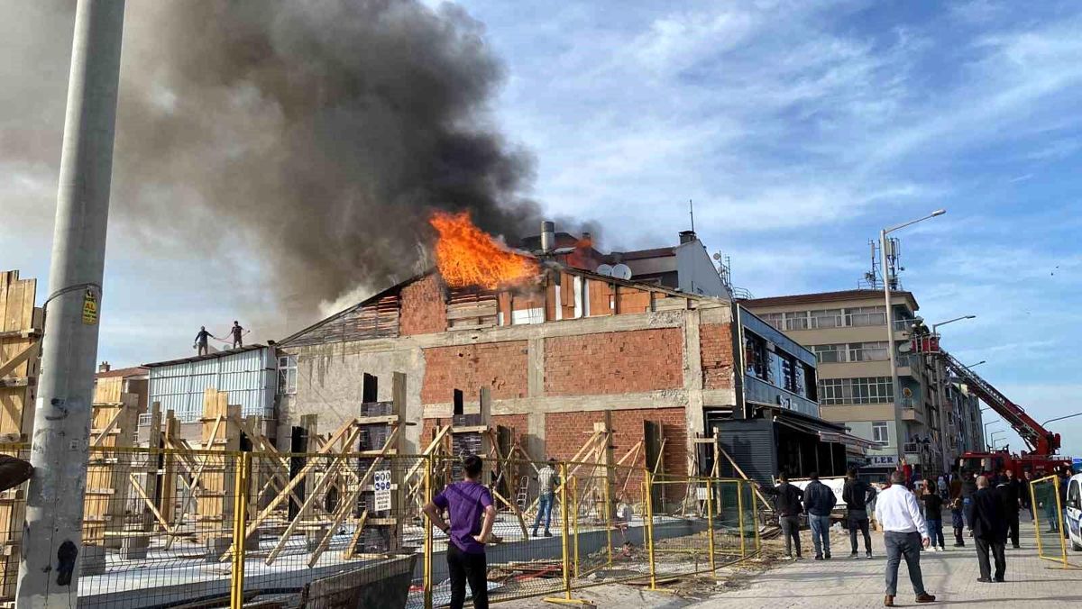 Konya'da mağazanın çatısı alev alev yandı