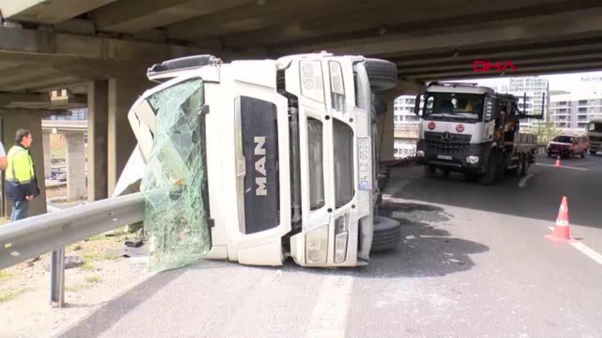 Kum yüklü hafriyat kamyonu TEM İlişki yolunda kaza yaptı