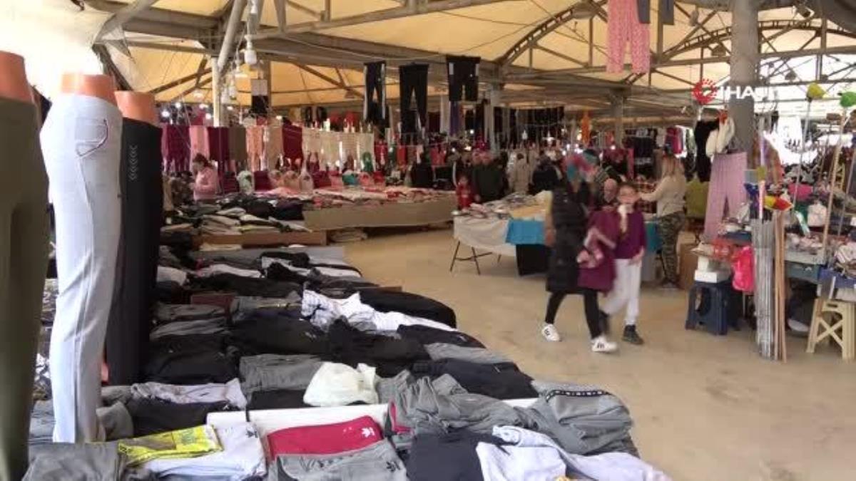 Kütahya'da kıyafet pazarı vatandaşların akınına uğruyor