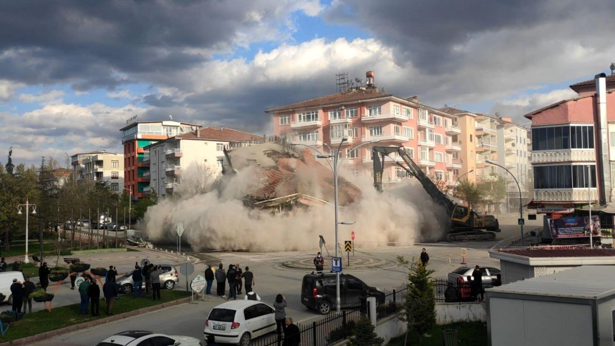 Malatya'da hasarlı binaların yıkımı sürüyor