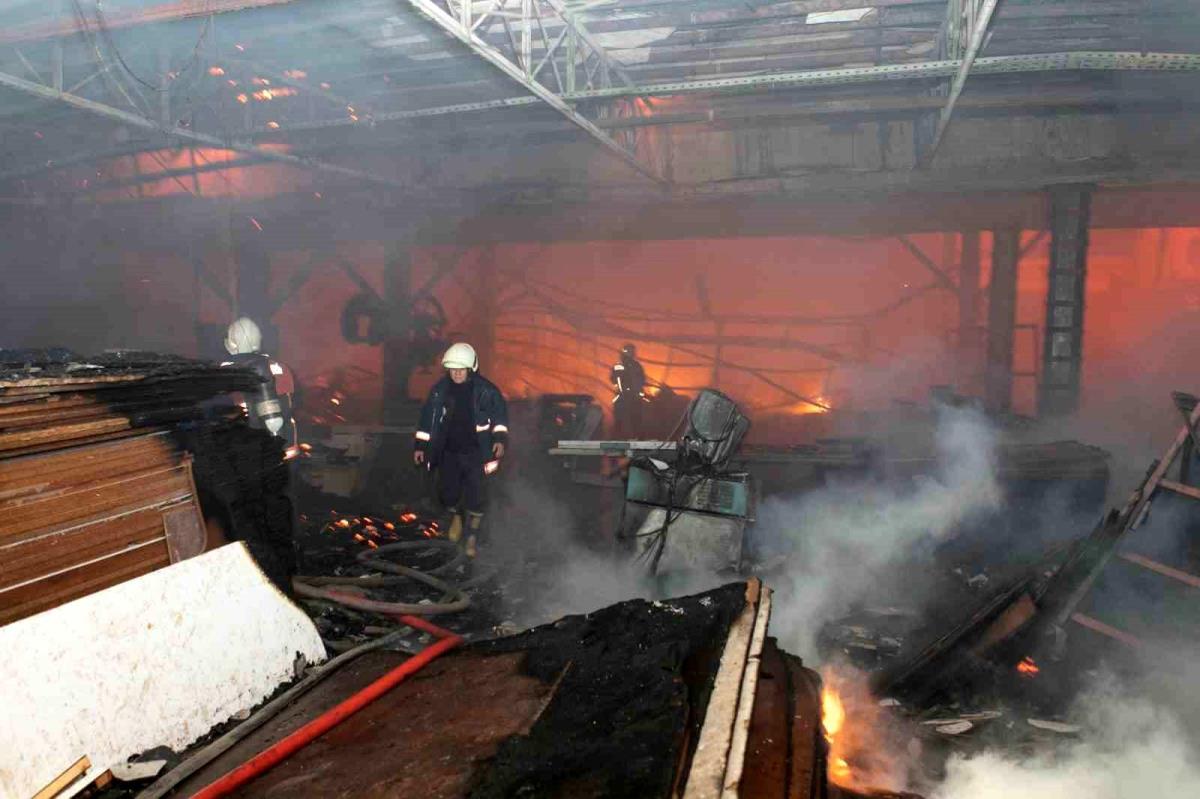 Mersin'de mobilya atölyesi yangını denetim altına alındı