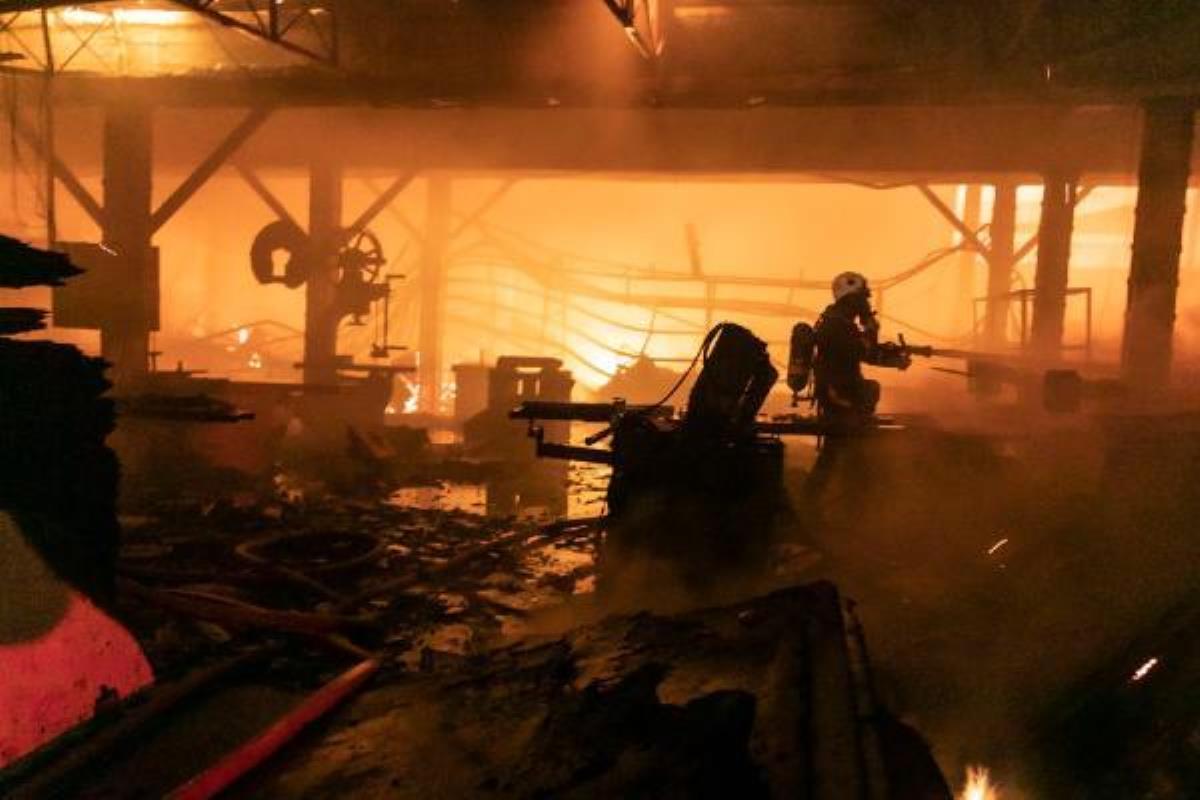 Mersin'de mobilya imalathanesinde korkutan yangın (2)
