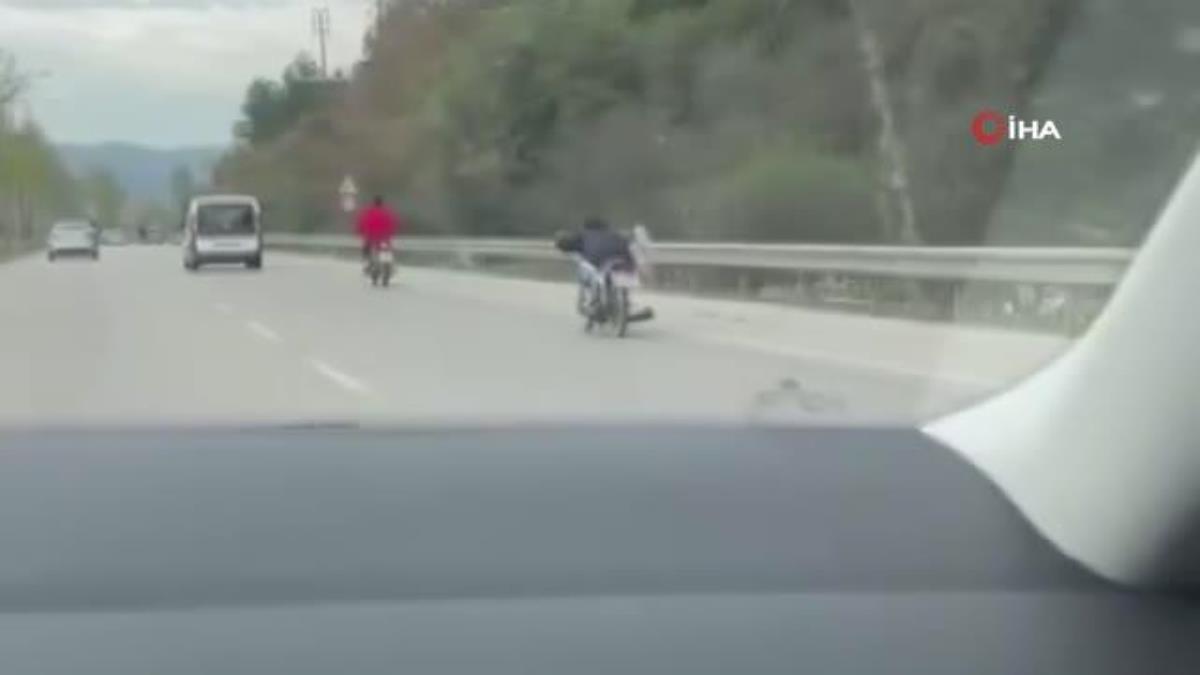 Motosiklet üzerinde tehlikeli seyahat kamerada