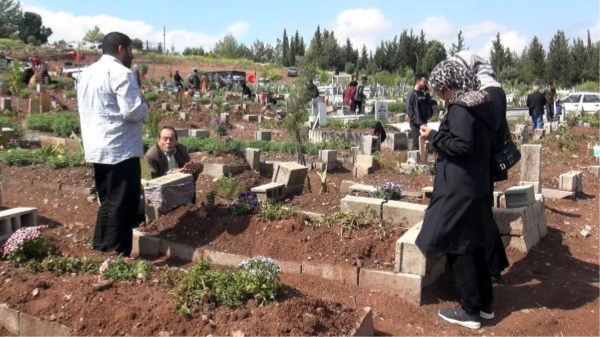 Osmaniye'deki zelzele mezarlığında his dolu ziyaretler