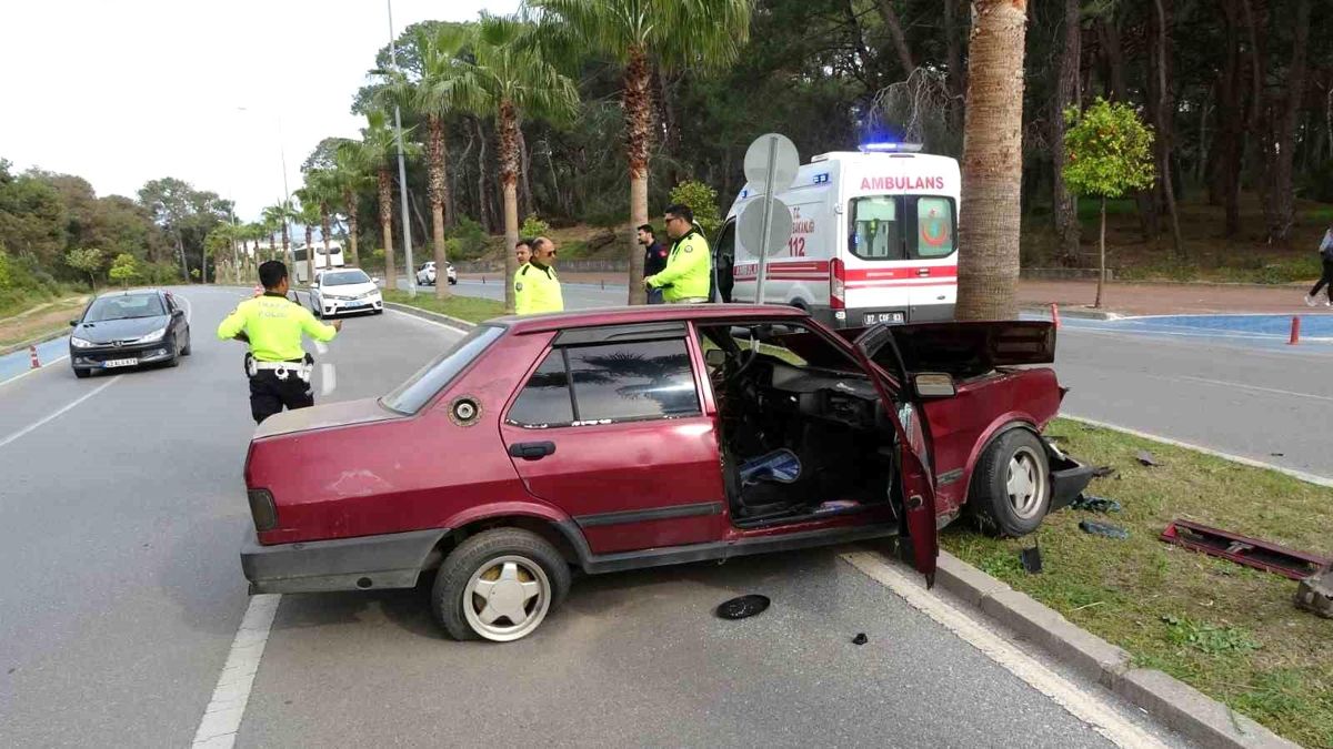 Palmiyeye çarpan araba hurdaya döndü, şoförü kazayı hafif yaralı atlattı