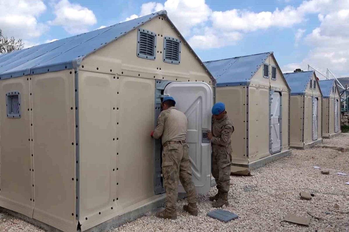 Pazarcık'ta hayat alanları çoğalıyor: Jandarma grupları depremzedeler için çadır kuruyor