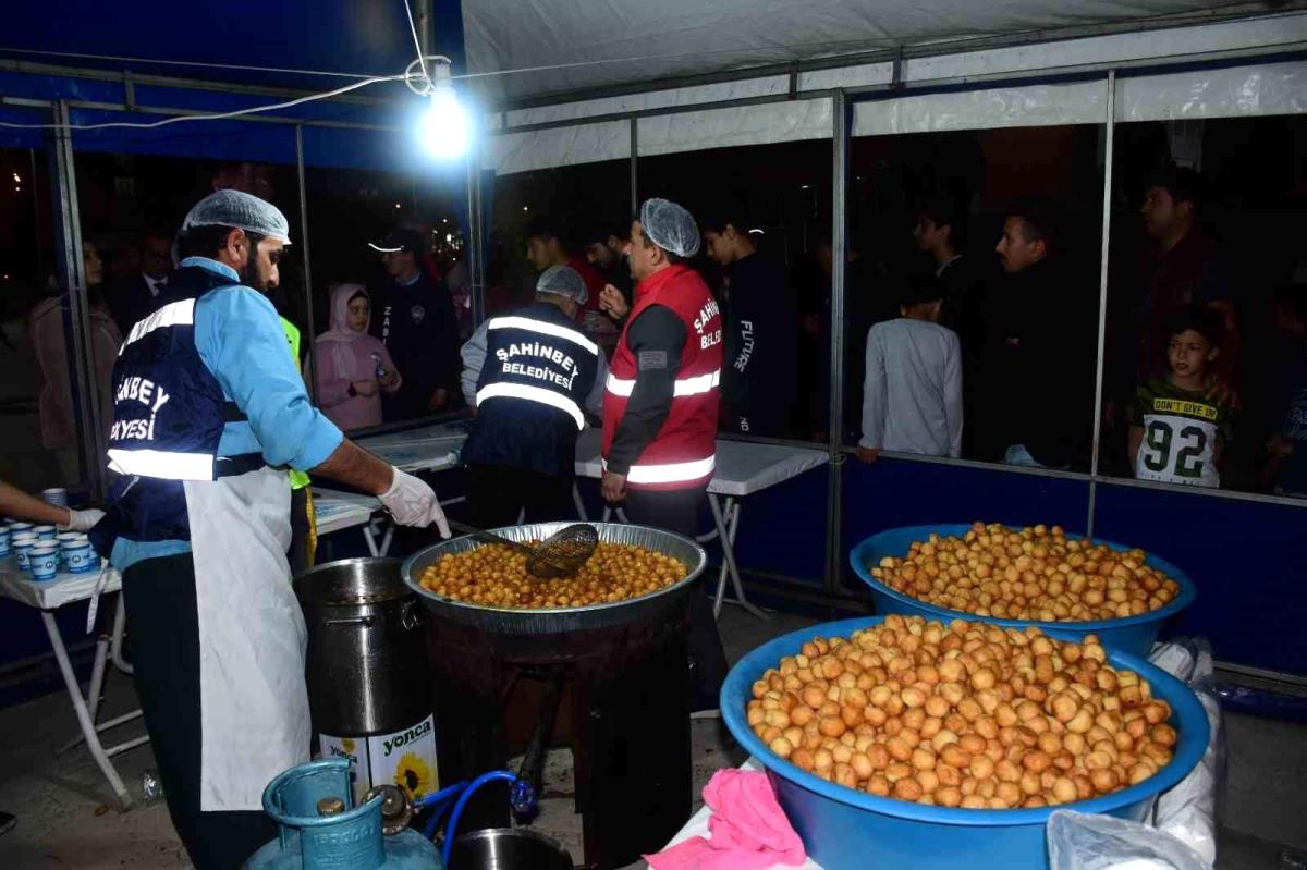 Şahinbey'den Kadir Gecesi'nde lokma tatlı ikramı