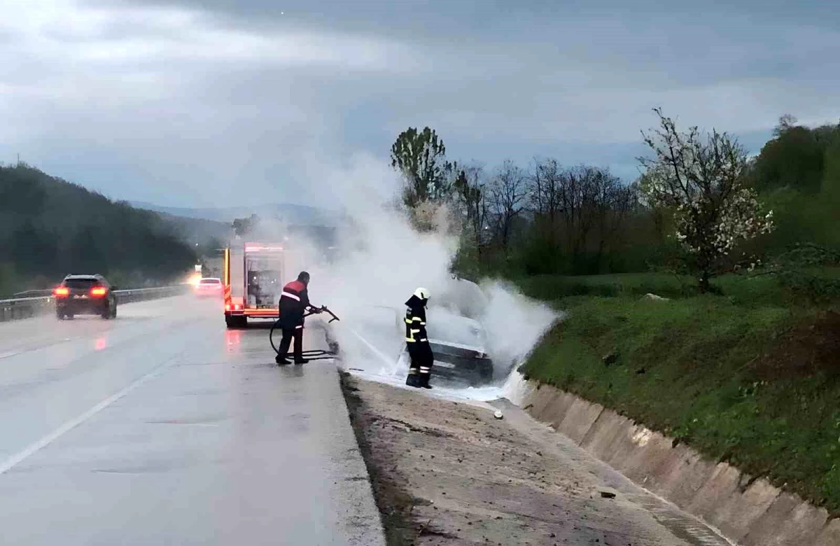 Samsun'da seyir halindeki arabada yangın: 4 yaralı