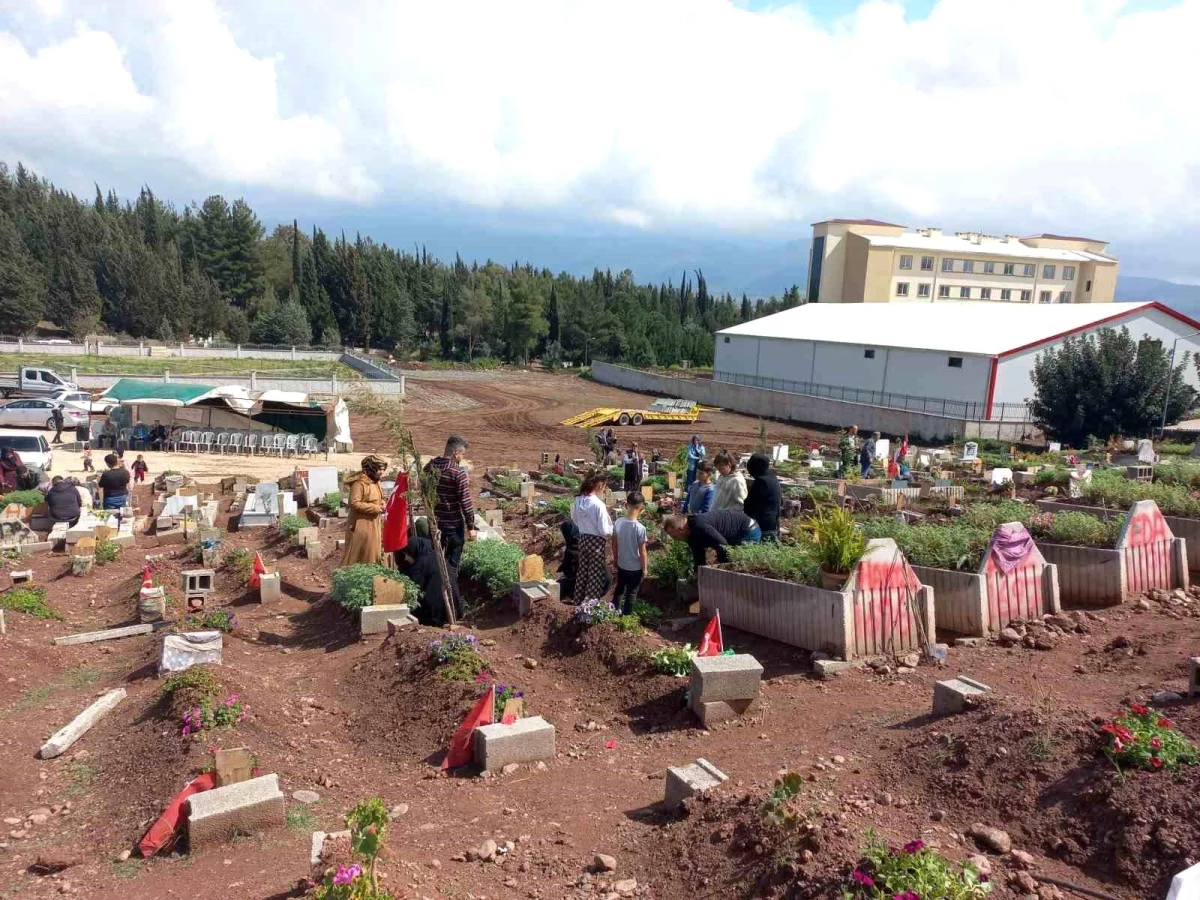 Sarsıntı hüzünlü kıssalar bıraktı: Yakınlarını kaybedenler mezarlıkları ziyaret etti