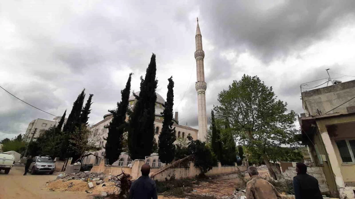 Sarsıntıda hasar gören minare için yıkım reaksiyonu