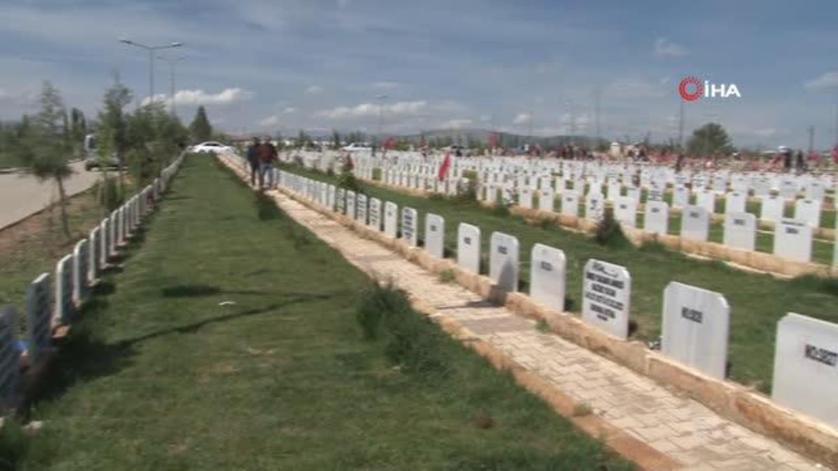 Sarsıntıda hayatını kaybedenlerin mezarları düzenleniyor