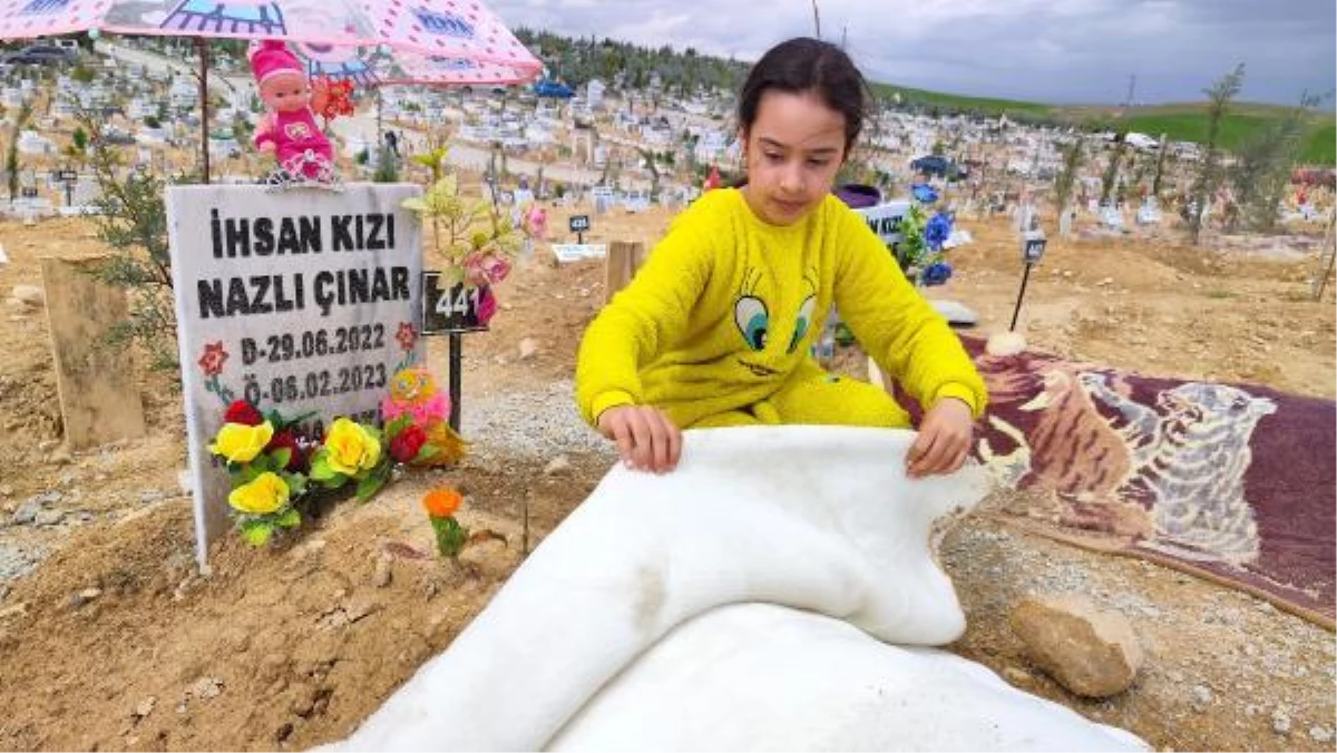 Sarsıntıda ölen çocukların bayram armağanları mezarlarına bırakıldı