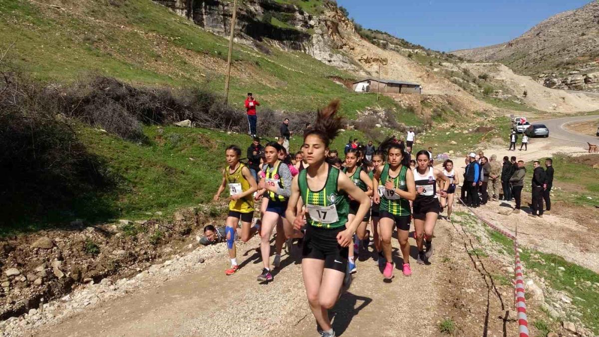 Siirt'te birinci kez yapılan Dağ Koşuları Şampiyonası'nda atletler, ulusal ekip seçmeleri için yarıştı