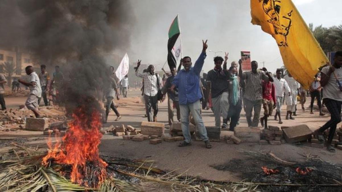 Son Dakika: Yangın yerine dönen Sudan'da ordu ile Süratli Takviye Kuvvetleri ortasında 24 saatlik ateşkes