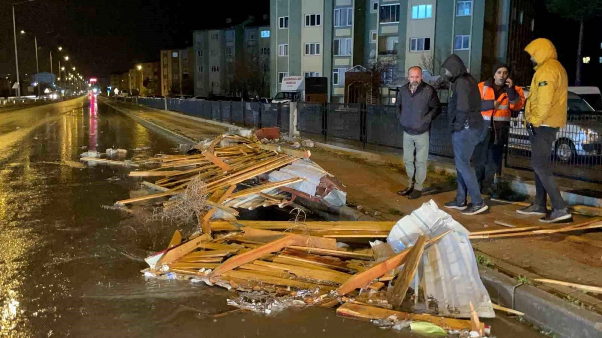 Tatvan'da fırtına bina çatısını uçurdu, 4 araç hasar gördü
