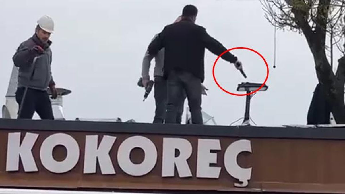 Üsküdar'da İBB'nin kaçak kafe yıkımına engel! Büfenin üstüne çıkıp ulu orta zabıtaya silah çekti