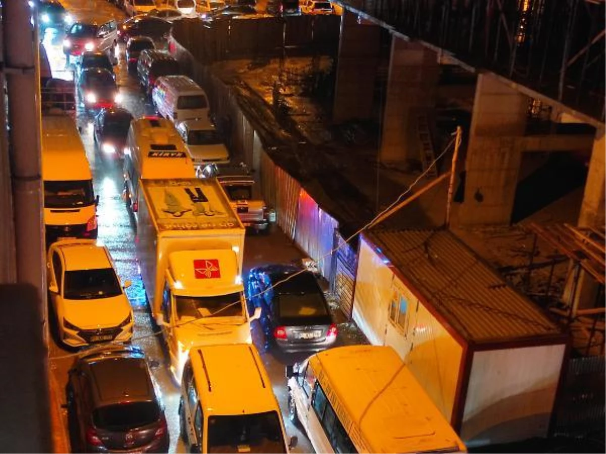 Van'da sağanak kent merkezinde trafiği kilitledi