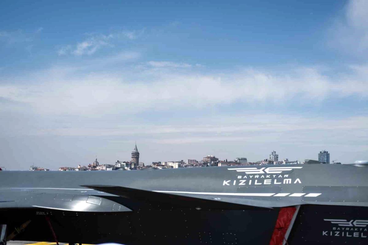 Vatandaşlar TCG Anadolu gemisindeki SİHA'lara ağır ilgi gösterdi