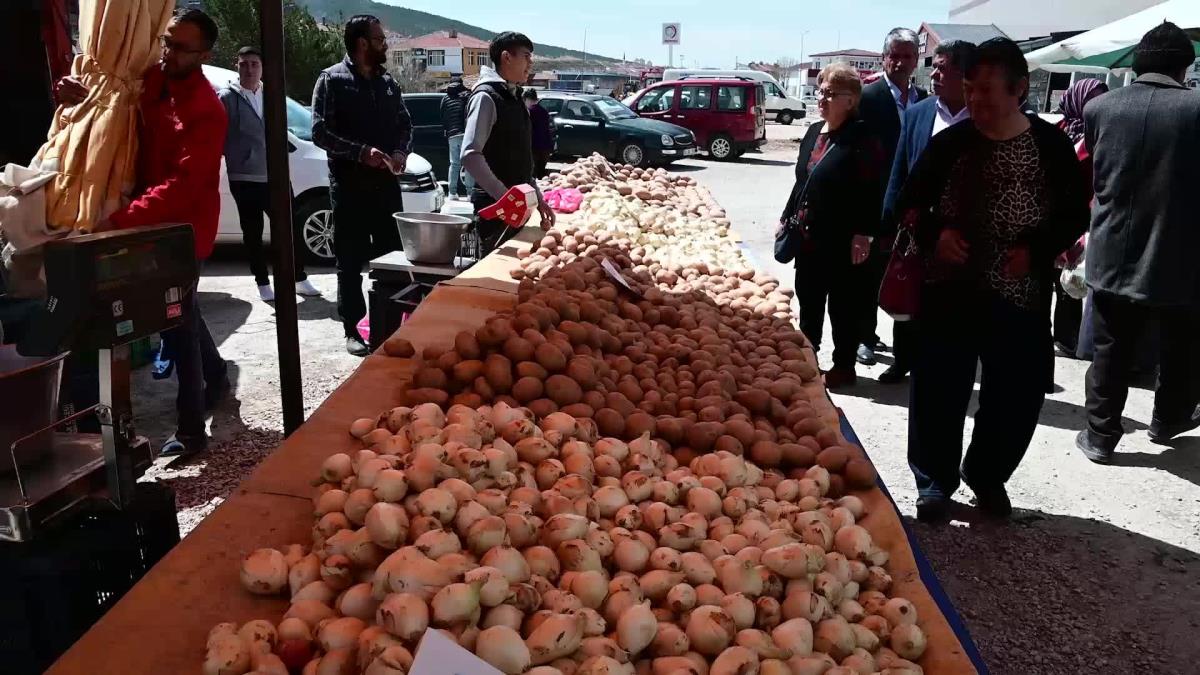 Yozgatlı Pazarcılar: "Burada Patates 10 Lira. Şayet Soğan ve Patatesi Depolamasaydık Vatandaş Bugün Patatesi 20 Liraya Yiyecekti"