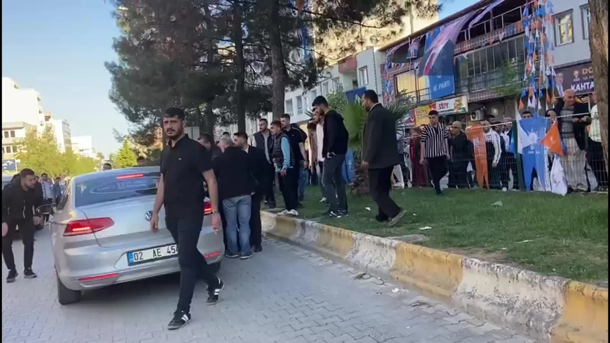 Adıyaman'da CHP Konvoyundaki Bir Araca Tekmeli-Küfürlü Hücum