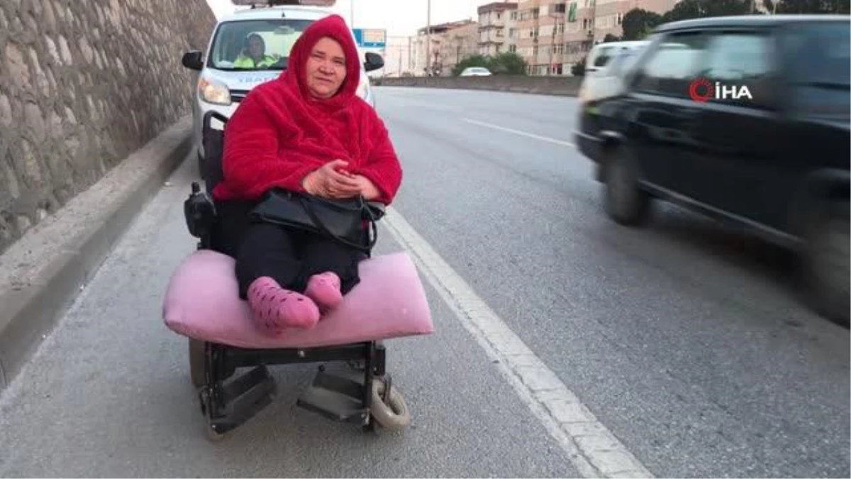 Akülü tekerlekli sandalyesiyle yolda kalan bayanın kelamları yürek dağladı: "Engelliyim diye kimse istemiyor beni"