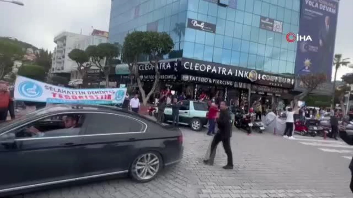 Alanya'da Ekrem İmamoğlu'na pankartlı protesto