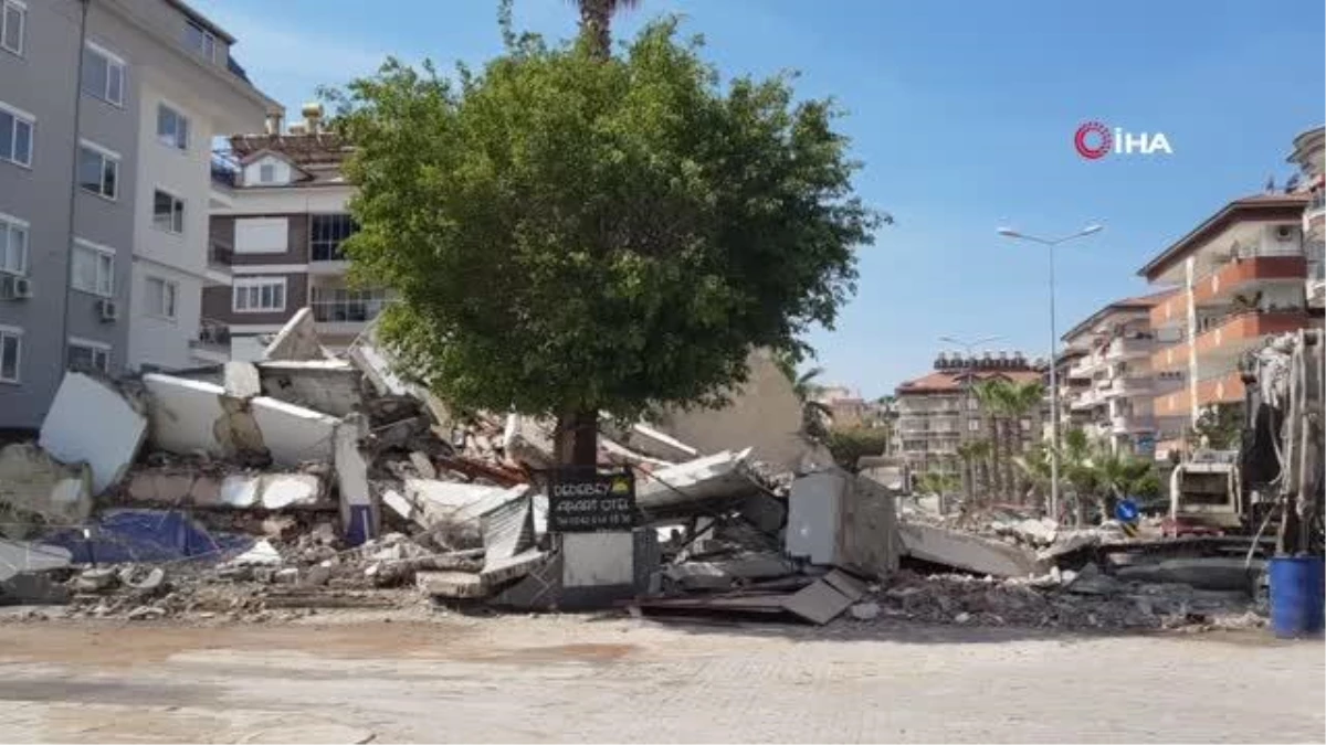 Alanya'da yıkım sırasında bina çöktü