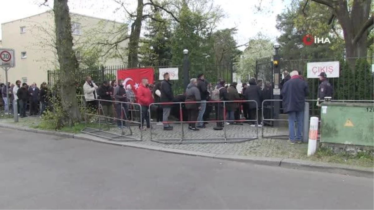 Almanya'daki Türkler oy kullanmak için sandıklarda uzun kuyruklar oluşturdu