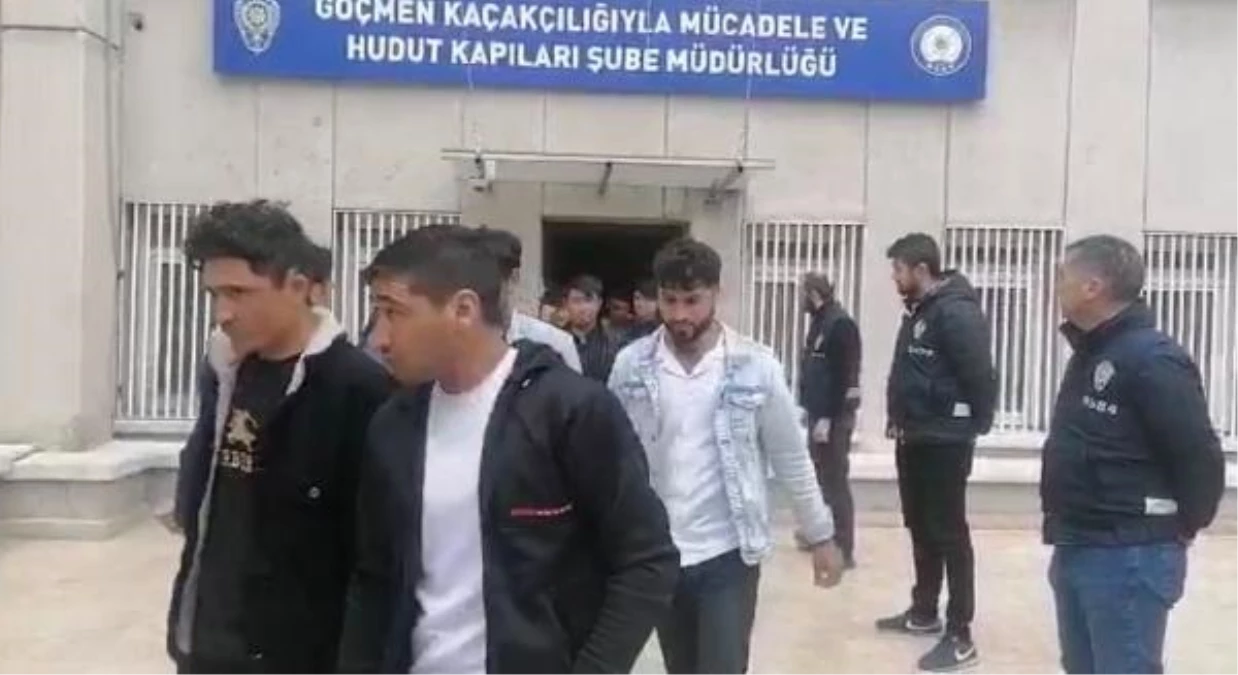 Ankara, Kocaeli ve Çankırı'da, 100 kaçak göçmen ve 3 aracı yakalandı