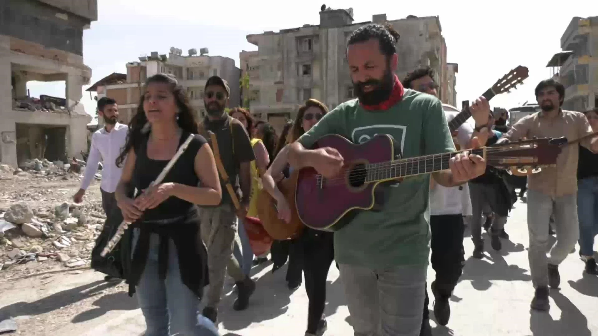 Antakya'da Müzisyenler Müzikler Eşliğinde Yürüdü: "Bu Kentin Tekrar Kurulmasında Biz de Varız Diyoruz. Antakya'yı Bırakmayacağız"