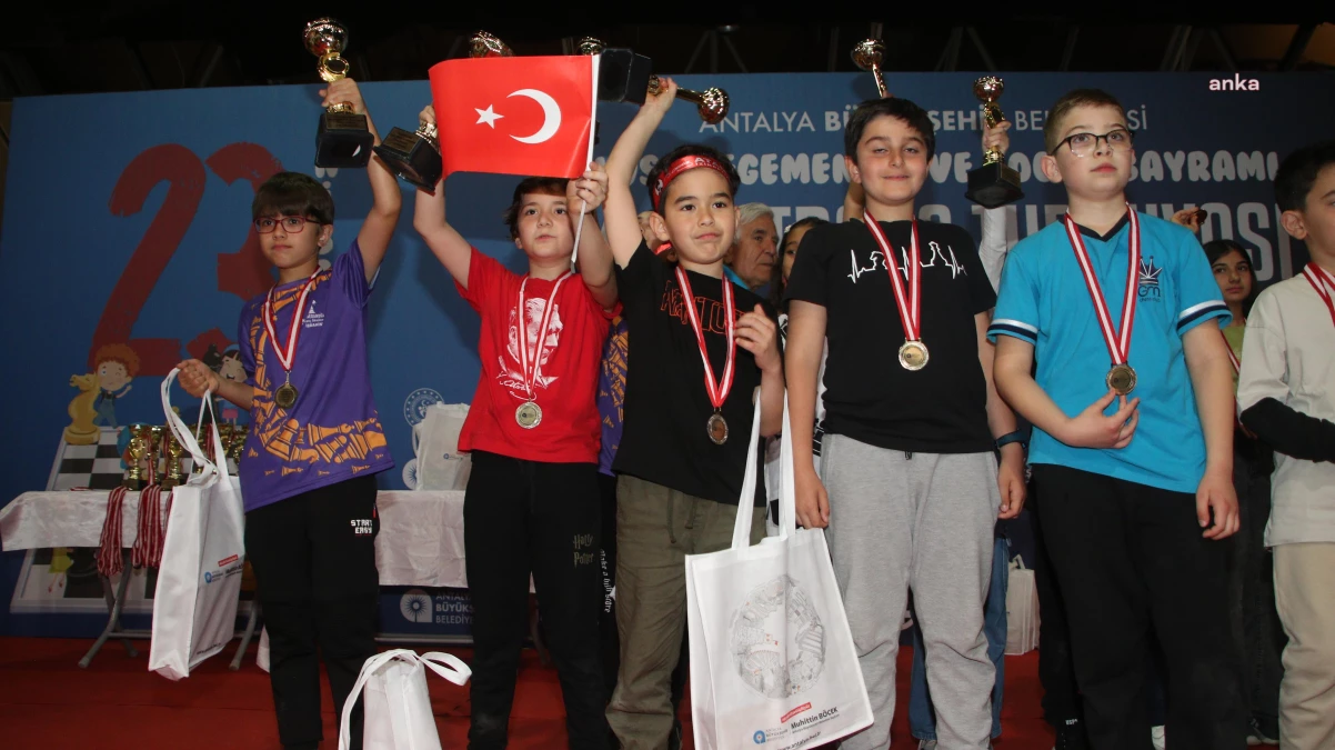 Antalya Büyükşehir'in Satranç Turnuvası'nda Şampiyonlar Kupalarını Aldı