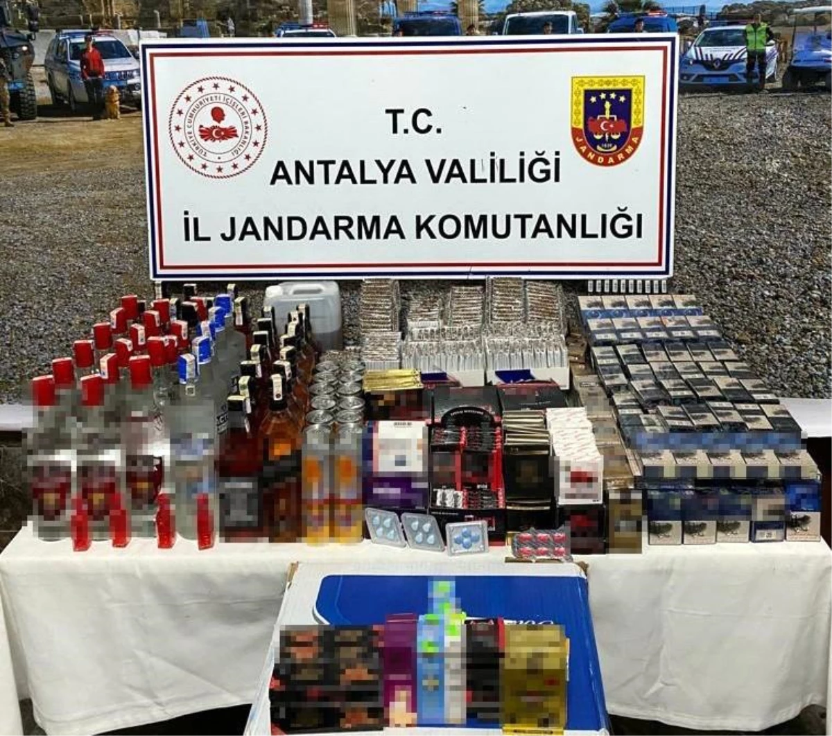Antalya'da kaçak alkol ve sigara satılan markete jandarmadan baskın