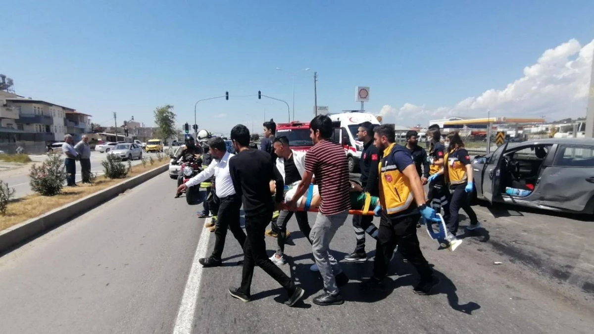 Antalya'da yaya geçidinde bekleyen arabaya arttan gelen kamyon çarptı: 4 yaralı
