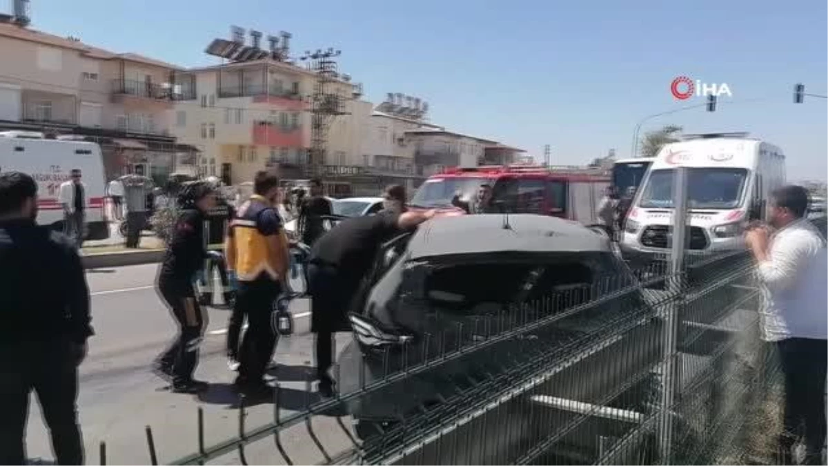 Antalya'da yaya geçidinde bekleyen arabaya kamyon çarptı: 4 yaralı