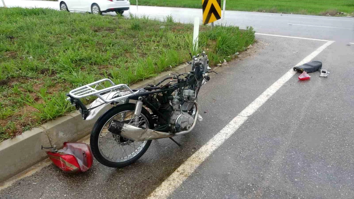 Arabayla çarpışan motosiklet şoförü hayatını kaybetti